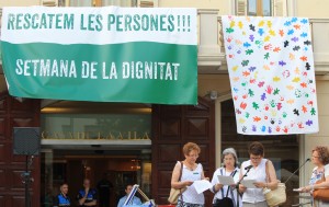 Lectura del manifest de la Setmana de la Dignitat, a la qual Sant Boi s'hi ha sumat juntament amb molts altres municipis catalans. // Maria Roda