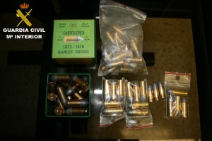 Numerosa cartuchería metálica acompañaba las armas incautadas // Guardia Civil