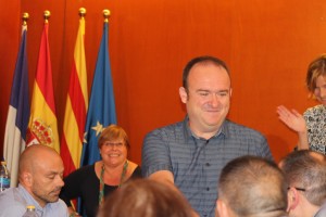 Javier Lopez Herranz va ser felicitat per tots els regidors un cop jurat el càrrec // Maria Roda