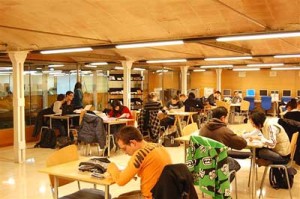 Un grup de joves estudiant al centre de recursos de Can Massallera // Ajuntament Sant Boi