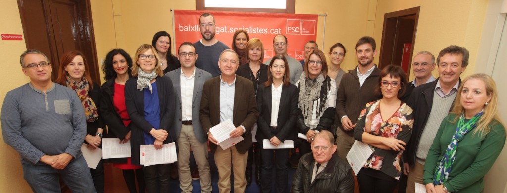 L'alcaldessa, Lluïsa Moret (quarta per l'esquerra), ha estat una de les socialistes que ha presentat el manifest // PSC Baix Llobregat