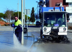 Un treballador neteja amb una de les noves màquines // Ajuntament de Sant Boi