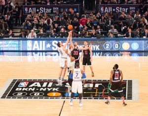 Els germans Gasol en el salt inicial del partit // NBA.com