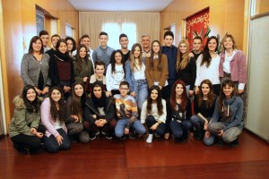 Els alumnes de l'institut Camps Blancs responsables del projecte han visitat l'Ajuntament // Ajuntament de Sant Boi