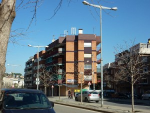 L'antena, situada al carrer Antoni Rubió i Lluch // Plataforma de Marianao contra les antenes de telefonia mòbil