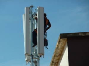 Un operari instalant l'antena // Plataforma de Marianao contra les antenes de telefonia mòbil