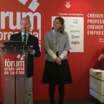 Miquel Garro en el moment de recollir el reconeixement acompanyat de l'alcaldessa, Lluïsa Moret, i la directora d'ESADE, Eugenia Bieto // David Guerrero