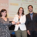 La tècnica de l'Ajuntament, Elsa Paredes, rep el premi al congrès CNIS // Ajuntament de Sant Boi