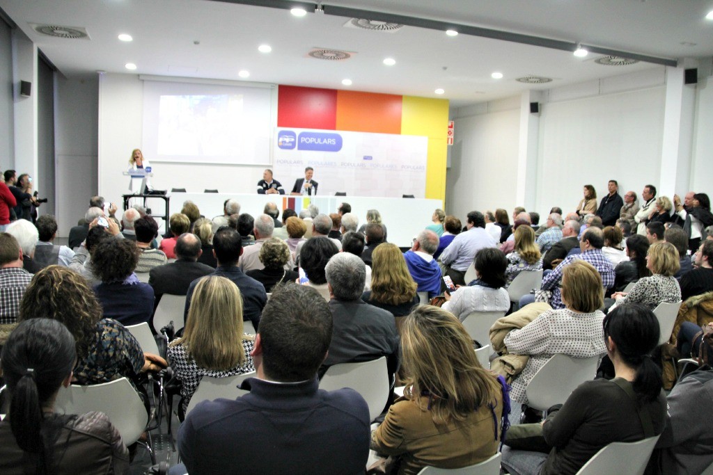 Unas 150 personas han llenado la sala de actos de la biblioteca Jordi Rubió i Balaguer durante la presentación de Marina Lozano // David Guerrero