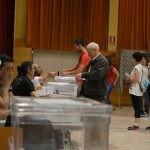 Els primers votants a Can Massallera // Elisenda Colell