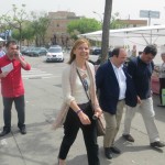 Lluïsa Moret acompanyada del primer secretari del PSC, Miquel Iceta, al mercat setmanal de Torre de la Vila // Andreu Ferrer