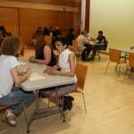 Persones que busquen feina i personal de recursos humans van mantenir entrevistes de 3 minuts a Can Massallera // Ajuntament de Sant Boi