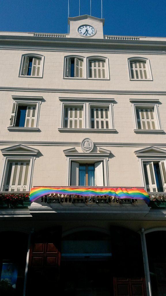 La bandera gai ha estat penjada a l'Ajuntament tot el cap de setmana // Alba Martínez