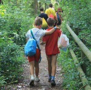 Dos infants passejant per l'entorn natural // AJuntament de Sant Boi