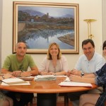 D'esquerra a dreta: Alba Martínez i Josep Puidengolas per part d'ICV i Lluïsa Moret, José Ángel Carcelén i Laura Solís per part del PSC signant el pacte de govern // Ajuntament de Sant Boi