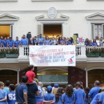 Jugadors i jugadores del CBS Sant Boi al balcó de l'Ajuntament // Ajuntament de Sant Boi