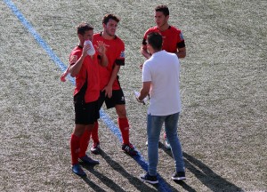 Juan Camilo Vázquez dóna instruccions als jugadors en el partit contra l'Hospi // Jose Polo