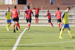 Acosta celebrant el primer gol de la temporada // FC Santboià 