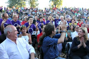 Pablo Iglesias (d'esquenes al centre) és ovacionat pels assistents a l'acte // David Guerrero