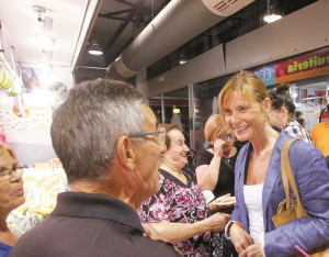 Llüisa Moret conversant amb uns veïns // Ajuntament de Sant Boi