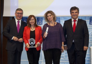La directora del centre i la coordinadora del projecte recollint el premi // cedida per l'Ajuntament de Sant Boi