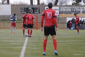 Els jugadors esperen l'inici de la segona meitat sota la pluja // FC Santboià 