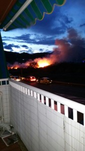 Imatge de l'incendi des del balcó d'un edifici // Protecció Civil 