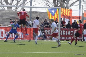 Roberto Camacho, autor de dos gols, rematant de cap // FC Santboià