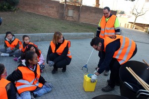 Moret amb els nens de l'Esplai Eixida escoltant les instruccions dels serveis municipals // Jose Polo