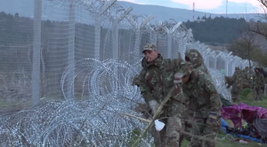 L'exèrcit grec reforça el tancat del camp de refugiats d'Idomeni // Matthew Tsimitakis