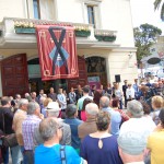 Un moment de la concentració silenciosa a la plaça de l'Ajuntament // Marc Pidelaserra