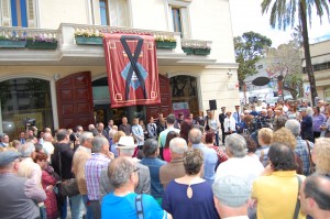 Un moment de la concentració silenciosa a la plaça de l'Ajuntament // Marc Pidelaserra