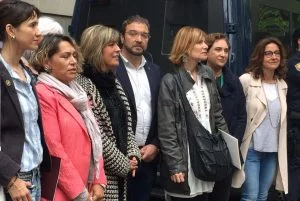 Lluïsa Moret (centre), amb altres alcaldes i alcaldesses de l'Àrea metropolitana durant la concentració // Diputació de Barcelona