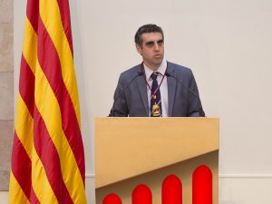 Esteller durant la seva intervenció un cop ha rebut la medalla - Parlament de Catalunya