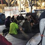 Una vintena de persones han passat la nit a la plaça de l'Ajuntament // Arran Sant Boi