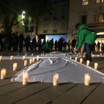 Desenes d'espelmes per recordad les víctimes de la violència masclista // Marc Pidelaserra