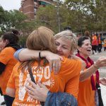 Dues persones s'abracen a Plaça Catalunya dins l'acció "Abrazos que unen" // Proyecto Voz