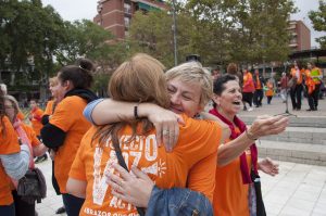 Dues persones s'abracen a Plaça Catalunya dins l'acció "Abrazos que unen" // Proyecto Voz