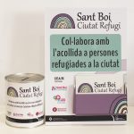 El material sobre la campanya dels refugiats que disposen els comerços adherits // Ajuntament de Sant Boi