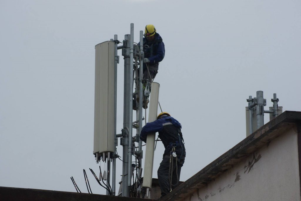 Vodafone ha acabat ordenant la retirada dos anys després d'instal·lar l'antena // Jordi Biel