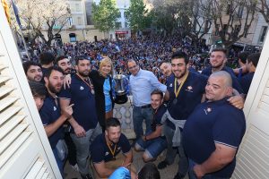 L'equip ha celebrat la victòria des del balcó de l'ajuntament // Ajuntament de Sant Boi