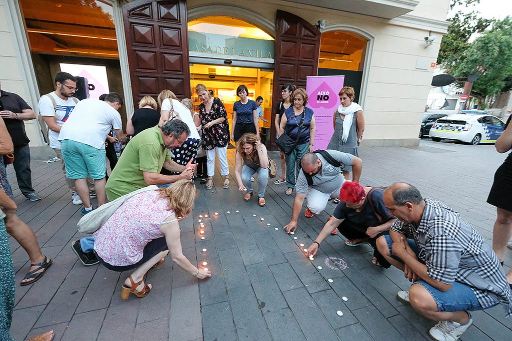 Es van encendre 58 espelmes per recordar el número de víctimes de violència masclista que hi ha hagut aquest any // Ajuntament de Sant Boi