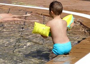 La piscina del parc de la Muntanyeta és un bon lloc per anar en família // Ajuntament de Sant Boi