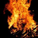 La flama del Canigó i les fogueres protagonitzan la revetlla de Sant Joan. // Arxiu