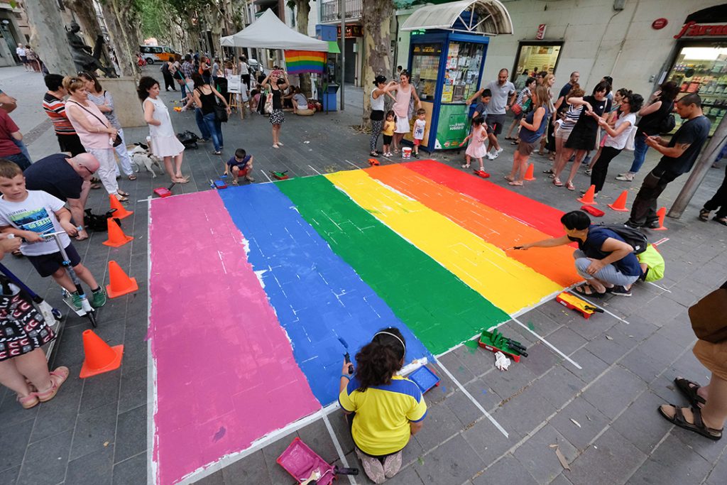 Pas zebra amb els colors LGTBI // Ajuntament Sant Boi