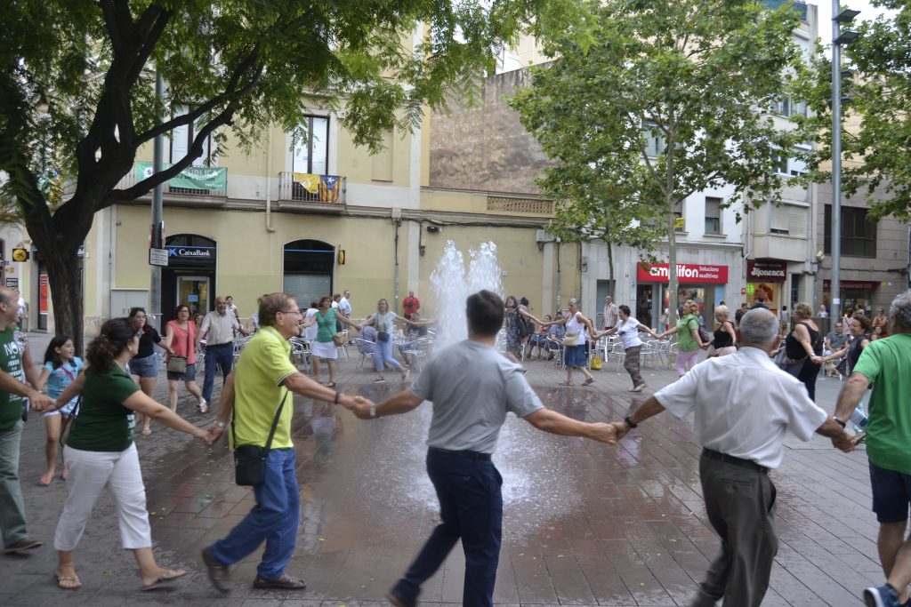 Els veïns van fer un rotllana al voltant de la font de la plaça de l'Ajuntament // David Bueno