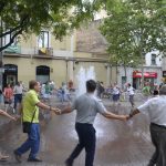 Els veïns van fer un rotllana al voltant de la font de la plaça de l'Ajuntament // David Bueno