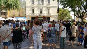 Més de 300 persones s'han concentrat davant l'ajuntament contra els atemptats // Ajuntament de Sant Boi
