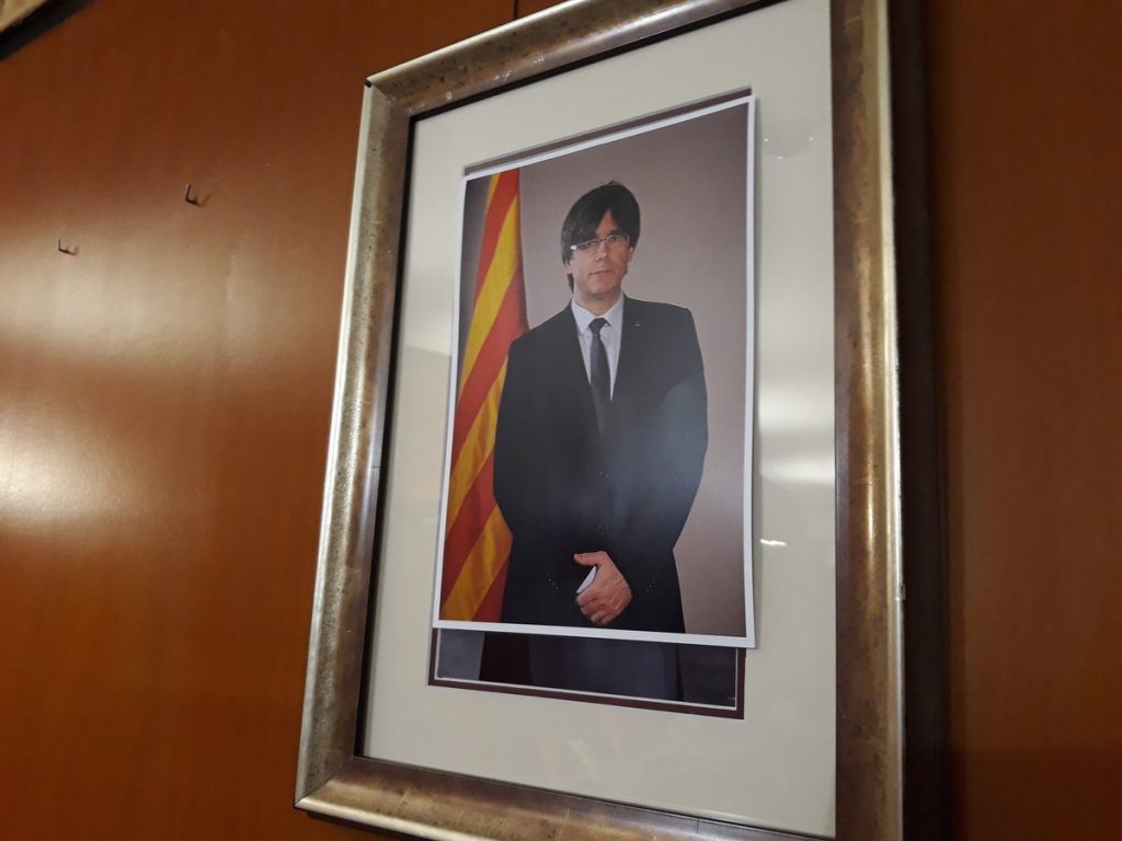 Van tapar la foto de Felip VI amb una de Carles Puigdemont // CDR Sant Boi