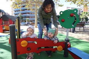 El parc infantil de la plaça de Catalunya de Sant Boi té nous elements de joc i terra de cautxú // Ajuntament de Sant Boi